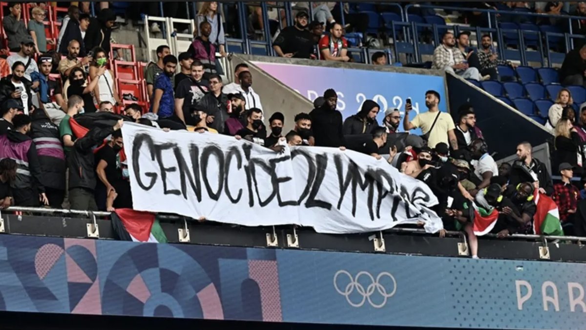 Aficionados palestinos protestando contra Israel