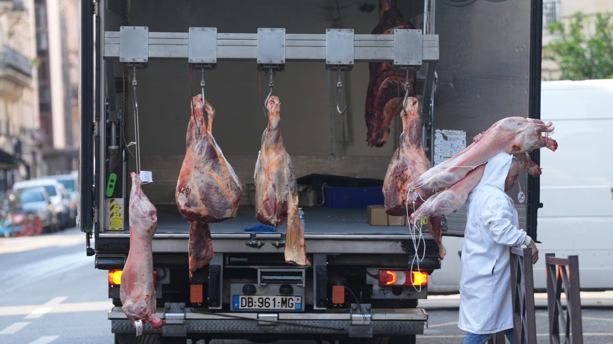 Repartiendo carne en uno de los mercados españoles. Photo: Marcus Brandt/dpa
29/7/2024 ONLY FOR USE IN SPAIN