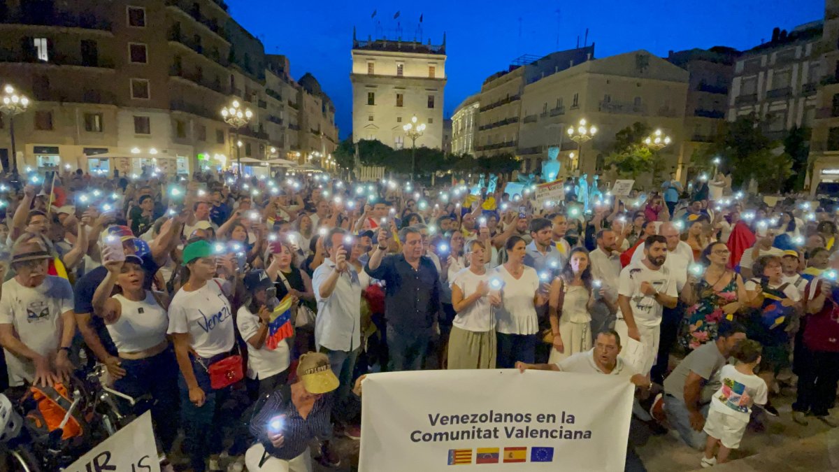 Protesta de venezolanos en la plaza de la Virgen de Valencia