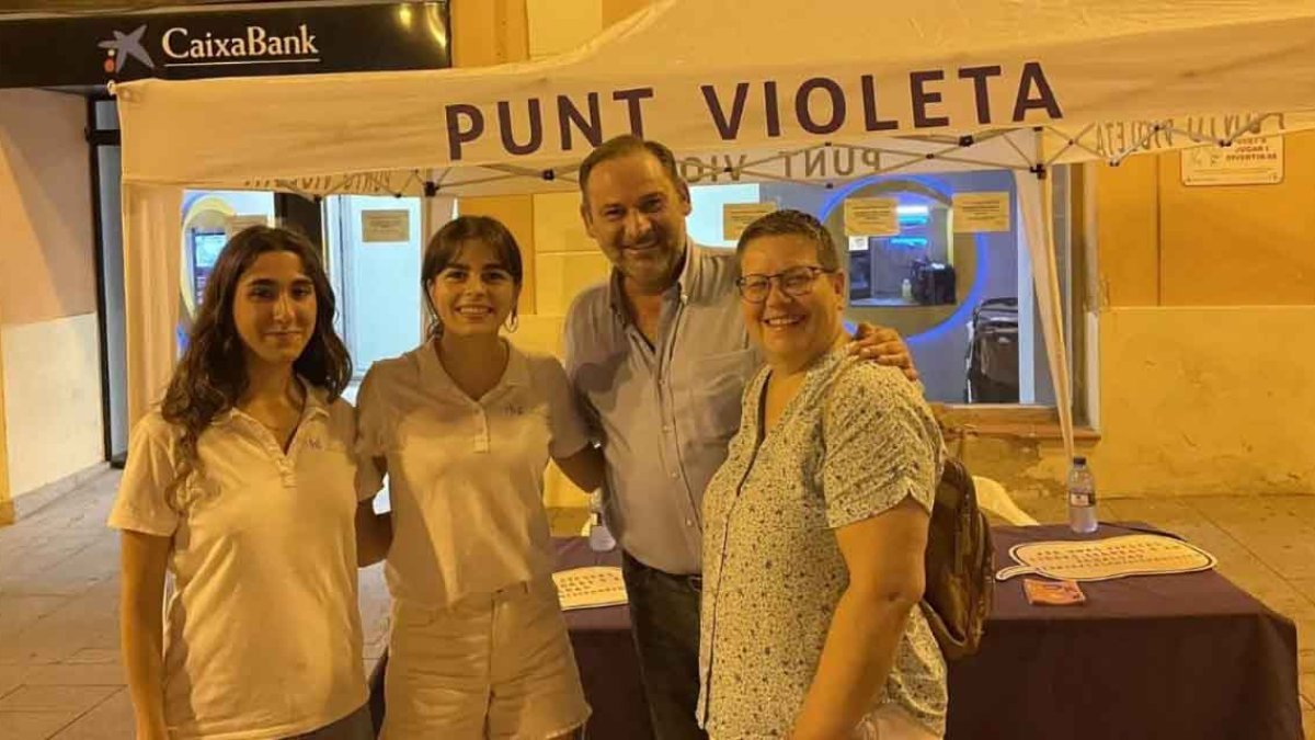 Isabel García con su amigo José Luis Ábalos en un punto violeta