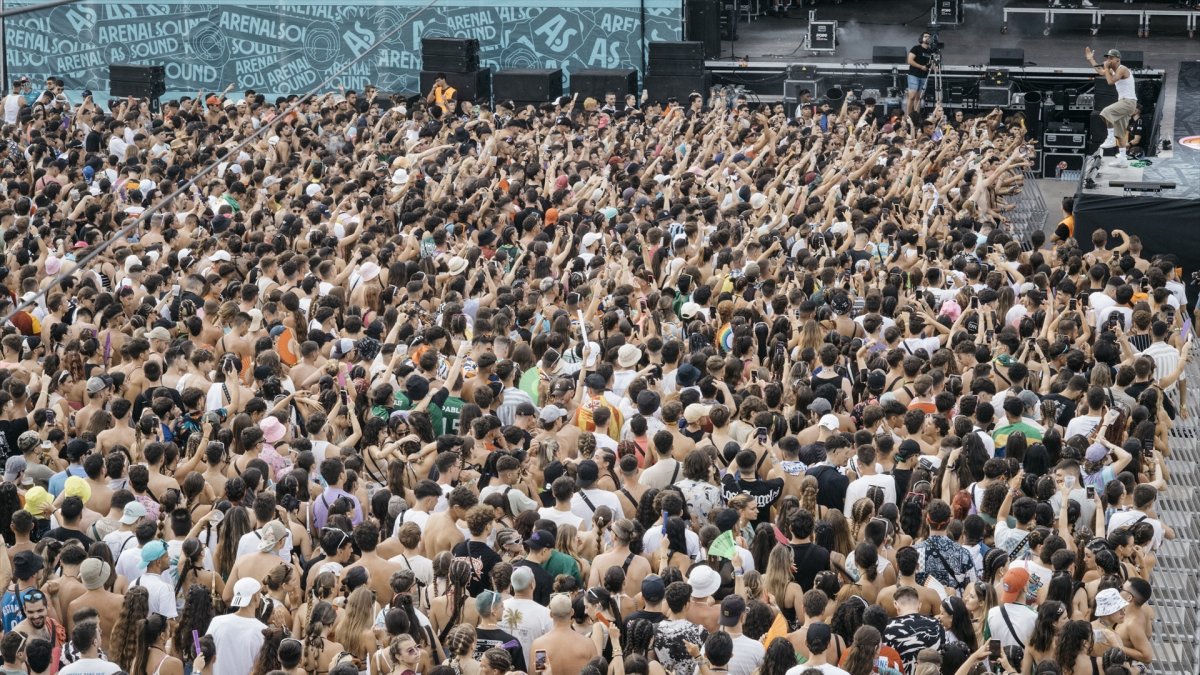 Miles de personas asisten al concierto de Fernando Costa durante la celebración del Arenal Sound