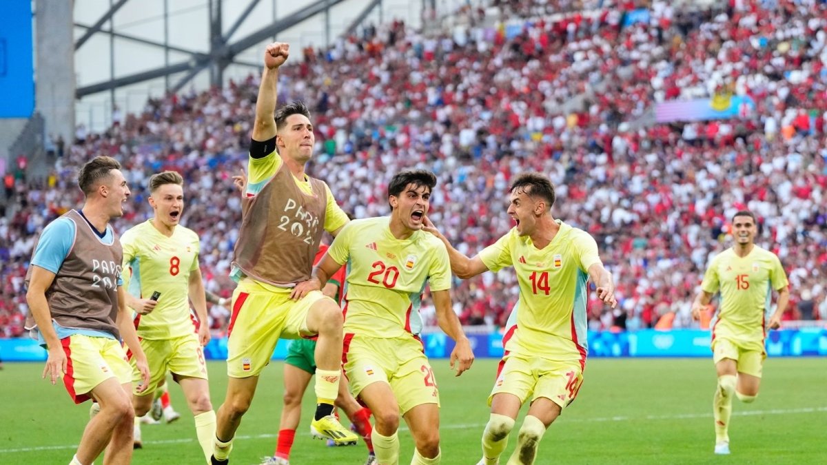 Juanlu y el resto de jugadores celebran el gol de la victoria frente a Marruecos en las semifinales de los JJOO.