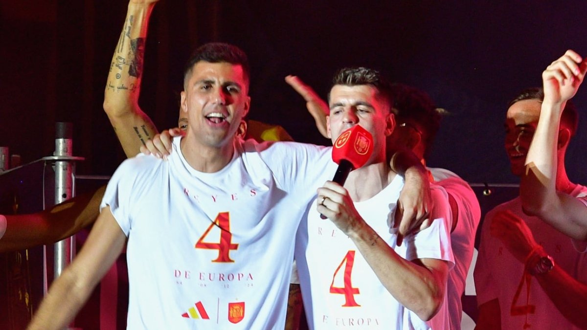 Rodrigo Hernández y Álvaro Morata en la celebración de la Eurocopa 2024