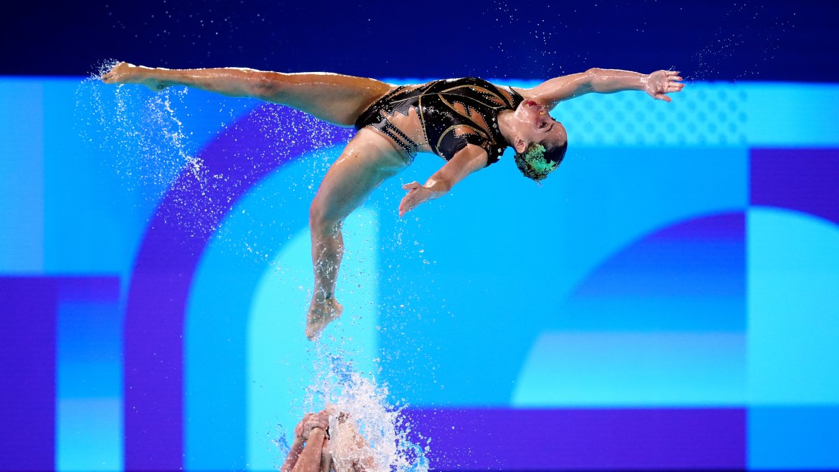 Acrobacia del equipo español de natación artística, que ha acabado ganando el bronce en los JJOO de París 2024.