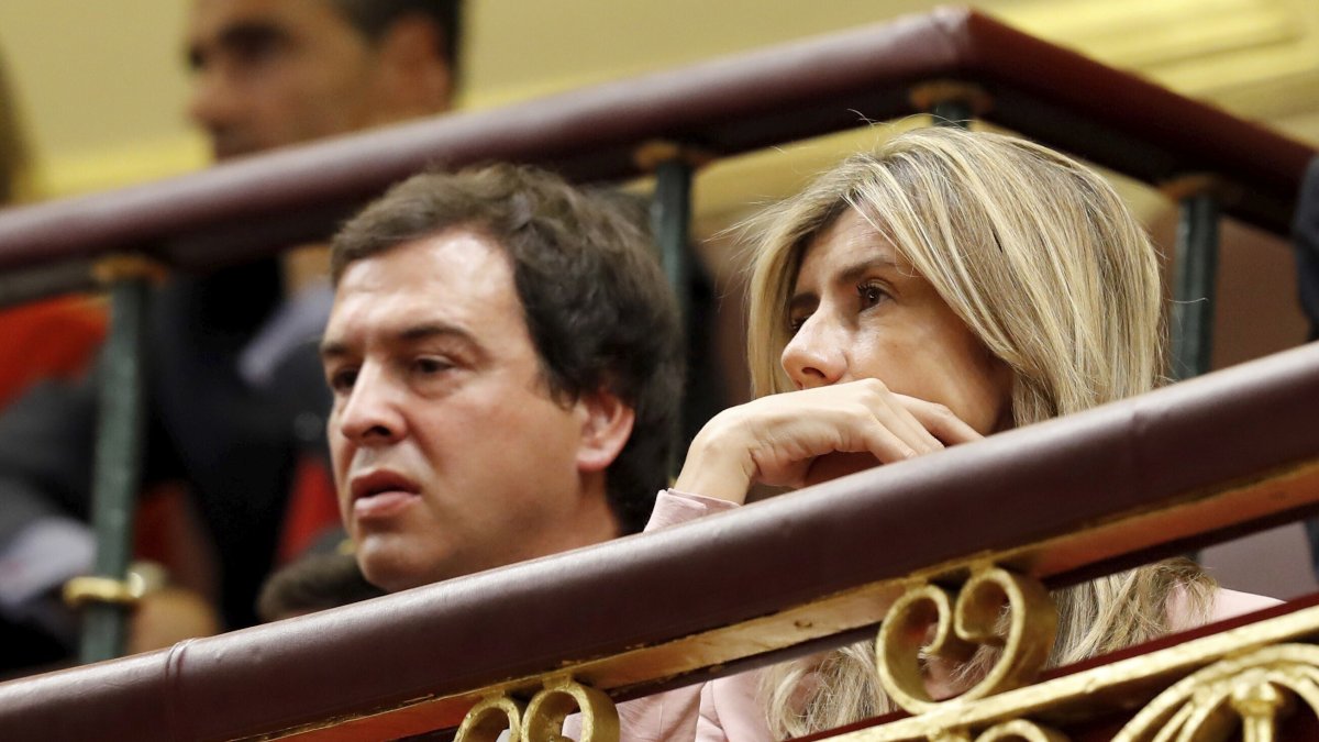 El hermano de Pedro Sánchez y el líder del PSOE en Extramadura, al banquillo: ni Palestina tapa la corrupción sanchista