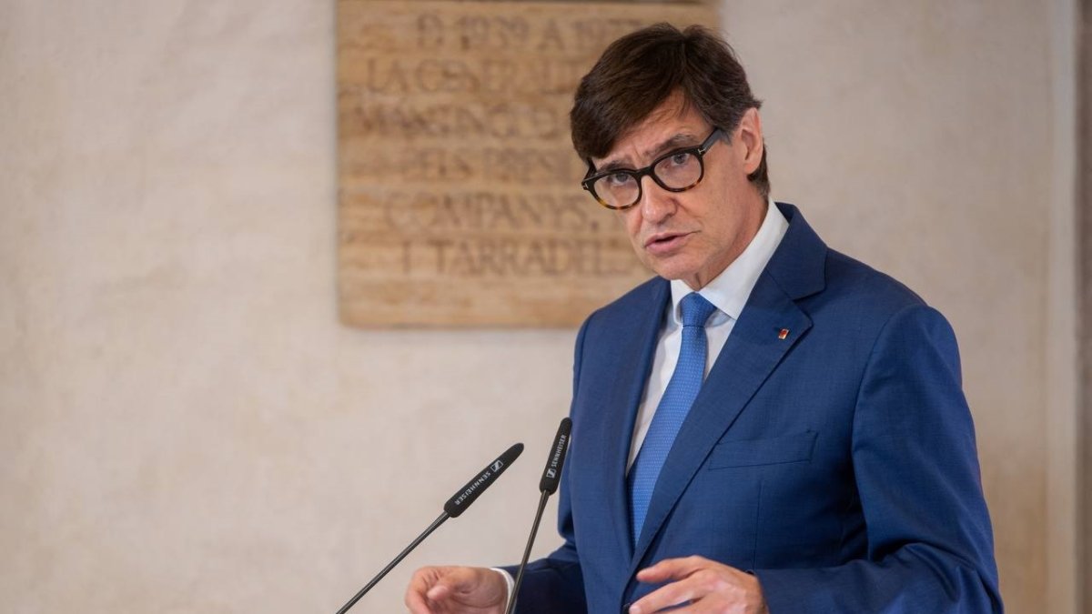 El presidente de la Generalitat, Salvador Illa, tras la toma de posesión de los consellers de su Govern.
