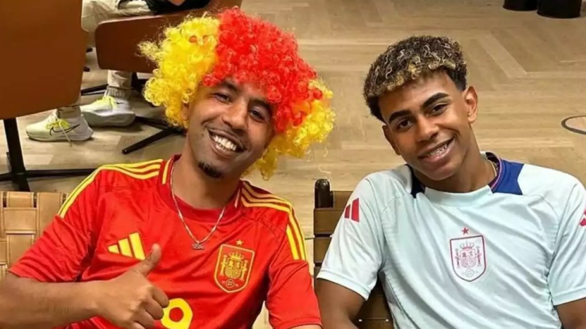 Mounir Nasraoui, junto a su hijo Lamine Yamal.