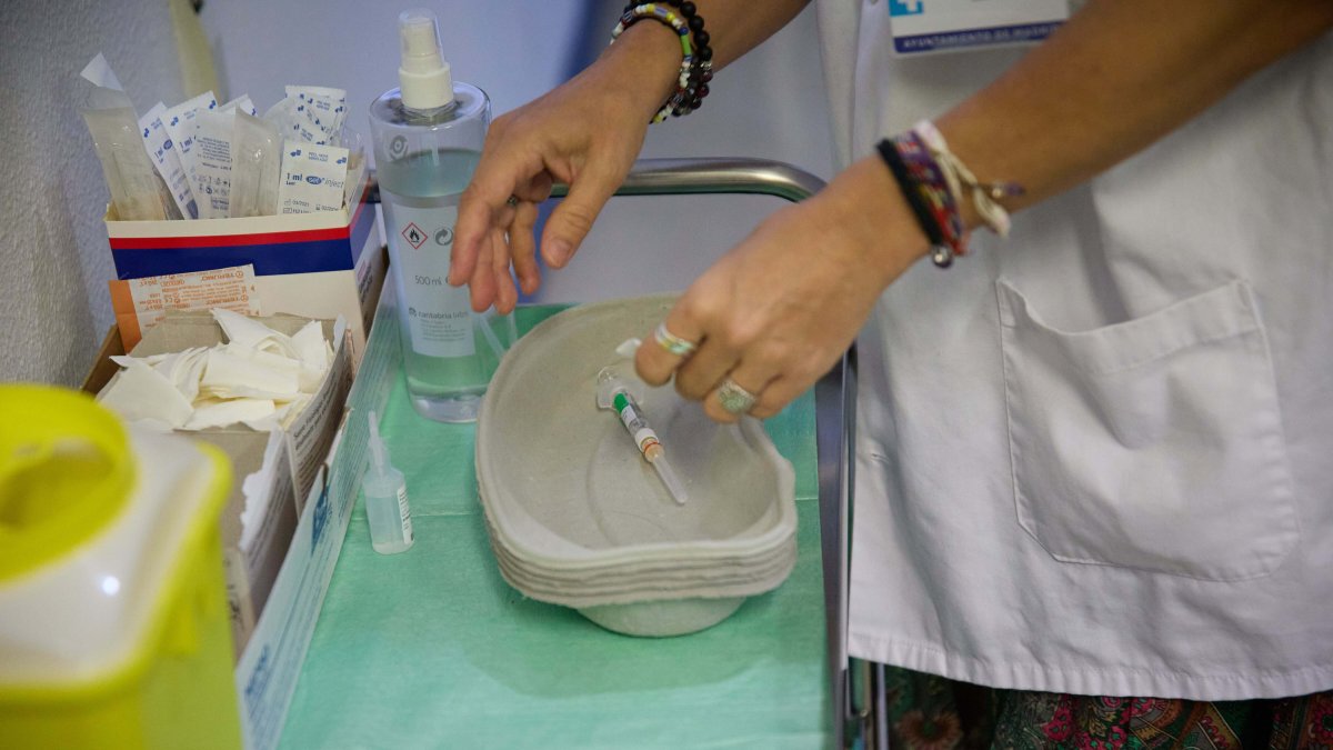 Una enfermera prepara una vacuna en un centro de vacunación