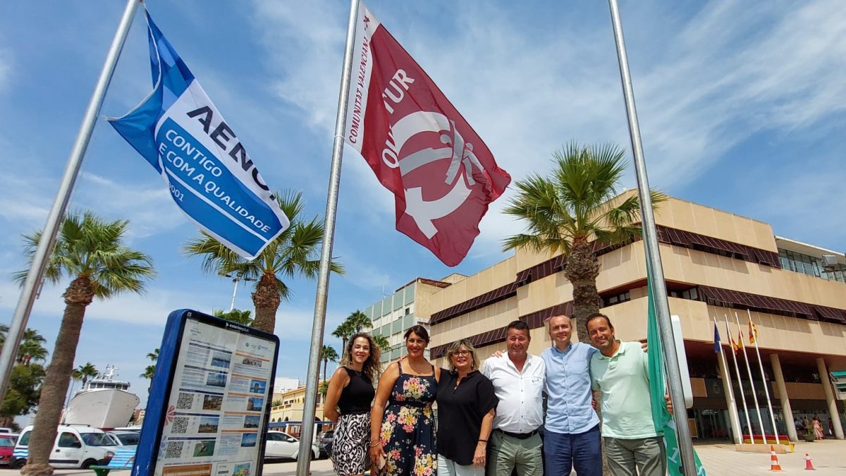 La alcaldesa Loreto Serrano y el concejal de Playas, Ángel Piedecausa, acompañados por otros miembros del equipo de gobierno