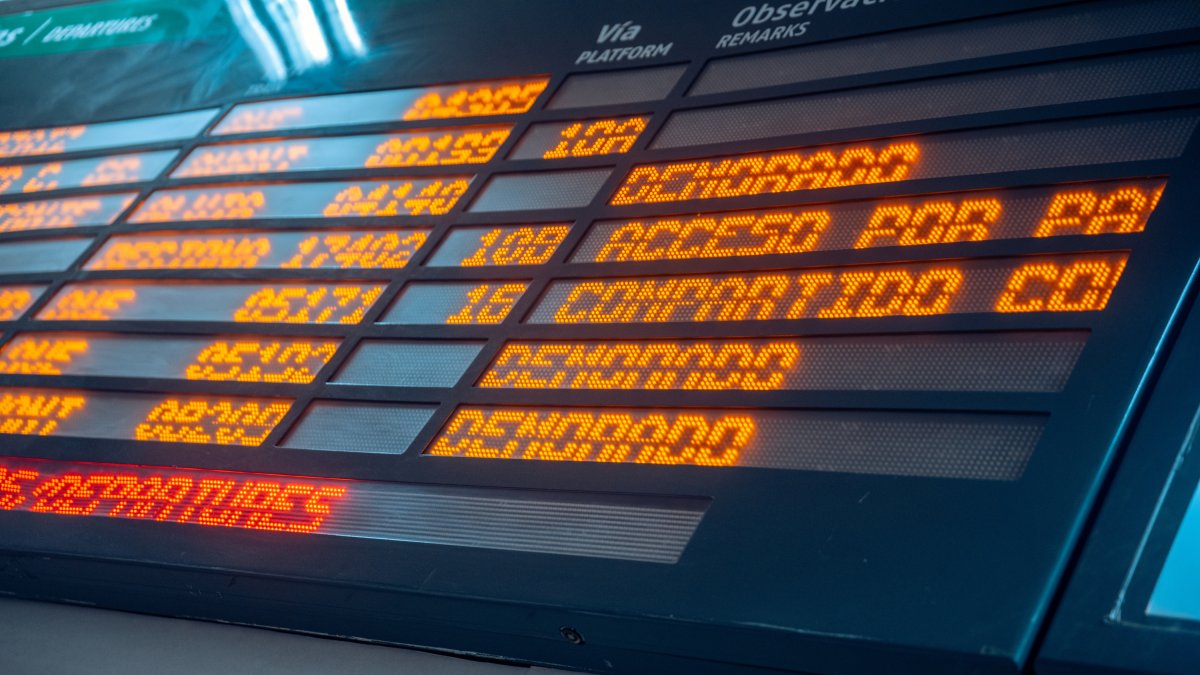 Un cartel con los trenes