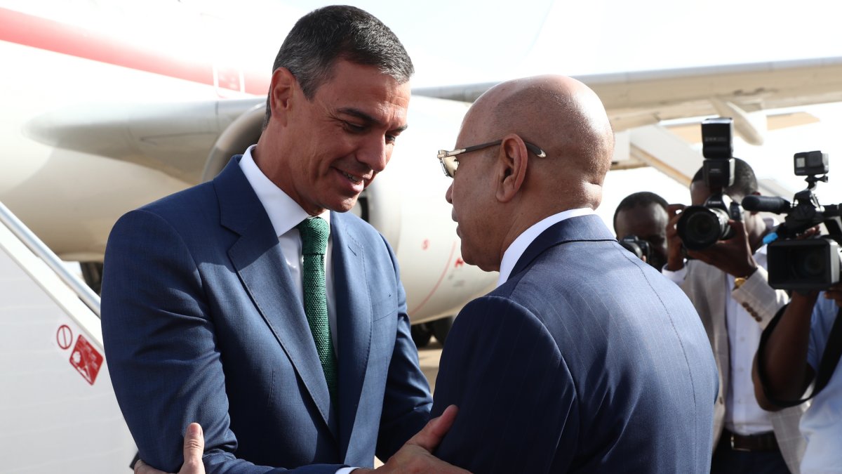 El presidente del Gobierno, Pedro Sánchez es recibido por el presidente de Mauritania, Mohamed Uld Ghazuani.