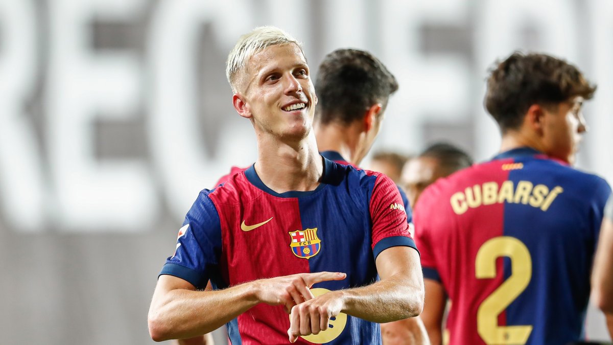 Dani Olmo celebra su primer gol con el Barcelona.