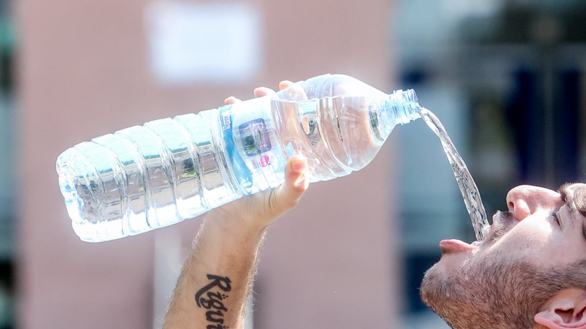 Un joven bebe agua