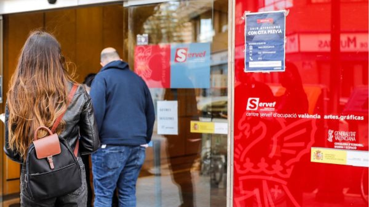 Varias personas con cita previa esperan para entrar en una oficina del SEPE
