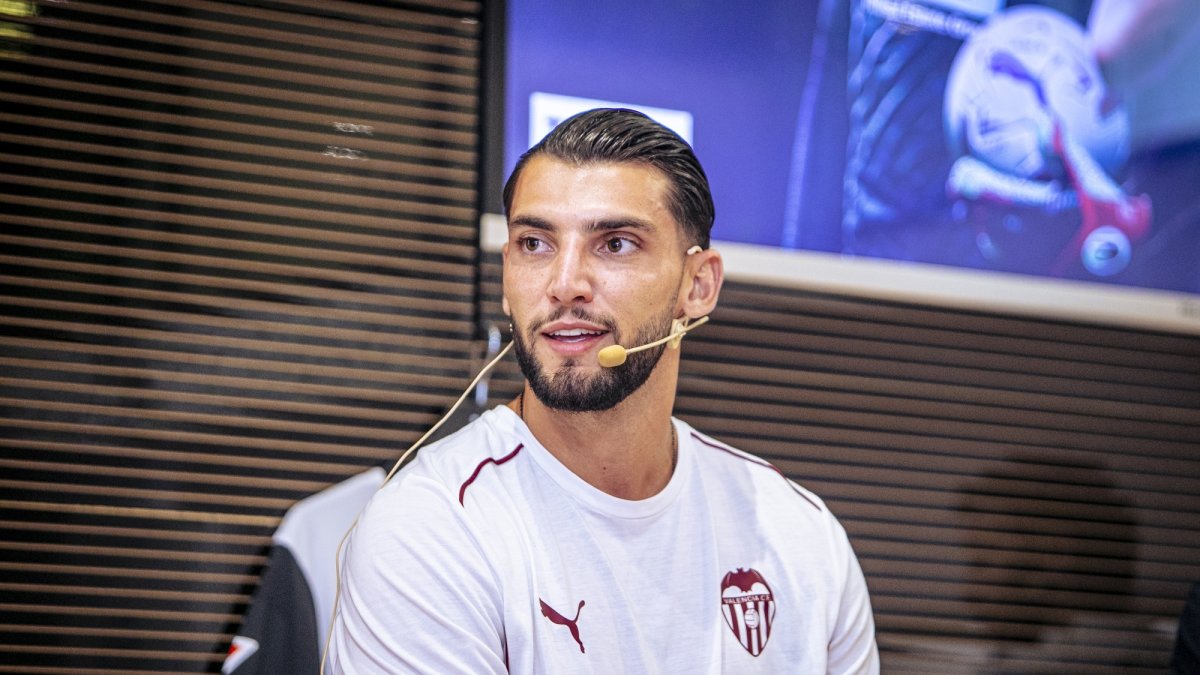 Rafa Mir, en su presentación como jugador del Valencia.
