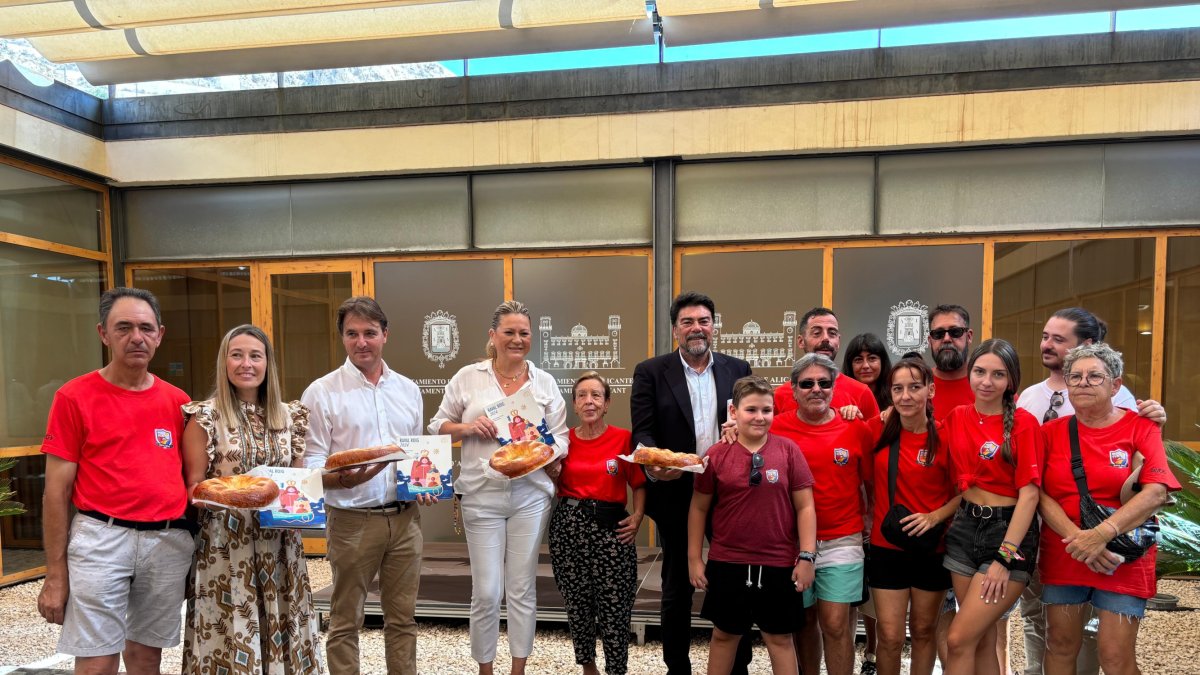 El alcalde de Alicante, Luis Barcala, recibe a los integrantes de la Comisión de fiestas del Raval Roig