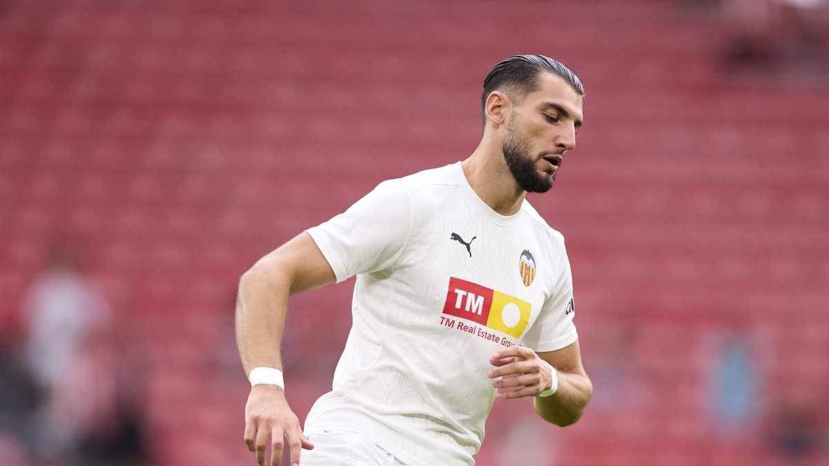 El delantero del Valencia CF Rafa Mir calentando en San Mamés.