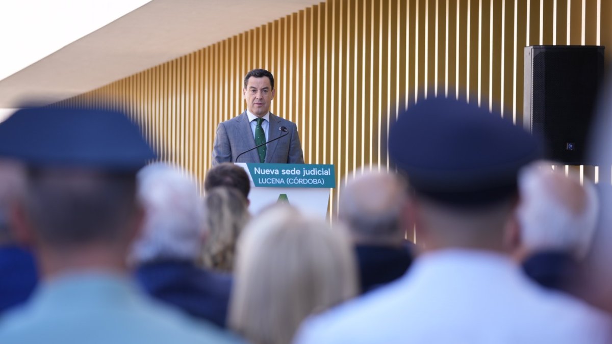 El presidente de la Junta de Andalucía, Juanma Moreno, este lunes en Lucena (Córdoba) en la inauguración de una nueva sede judicial. EUROPA PRESS