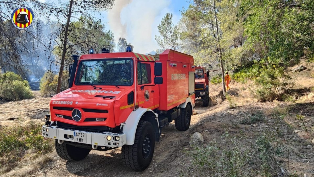 Camión del Consorcio Provincial de Bomberos de Valencia en el incendio forestal de Simat .