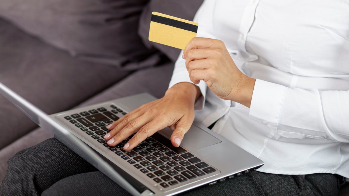 Compra por internet, portátil, tarjeta de crédito, comercio electrónico.
CPEIG
20/11/2023