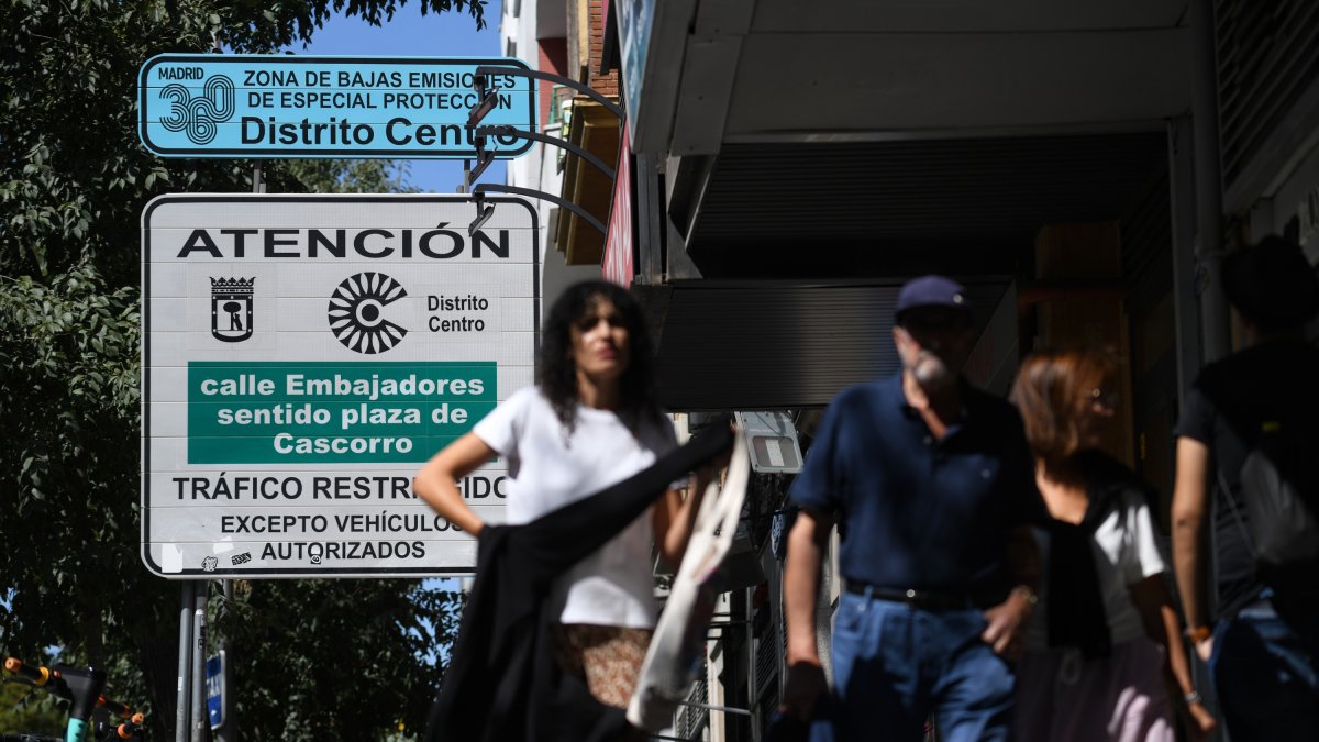 Un cartel indica la zona de bajas emisiones 360 del Distrito Centro.