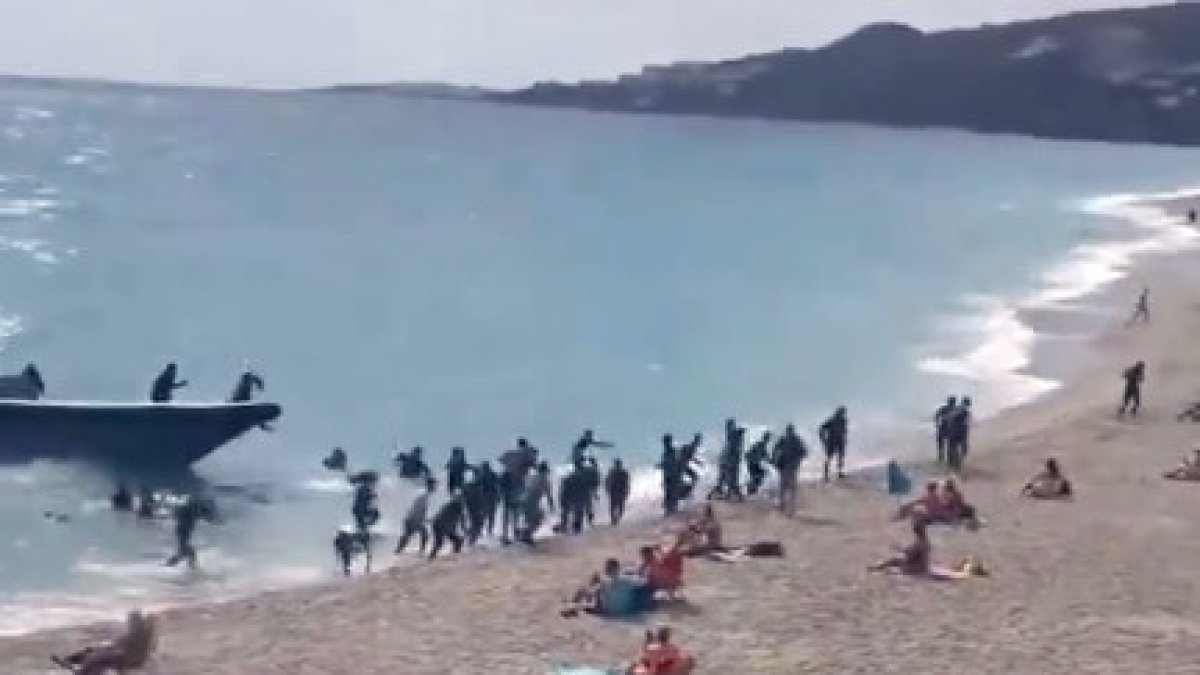 Llegada de migrantes a una playa de Nerja, Málaga.