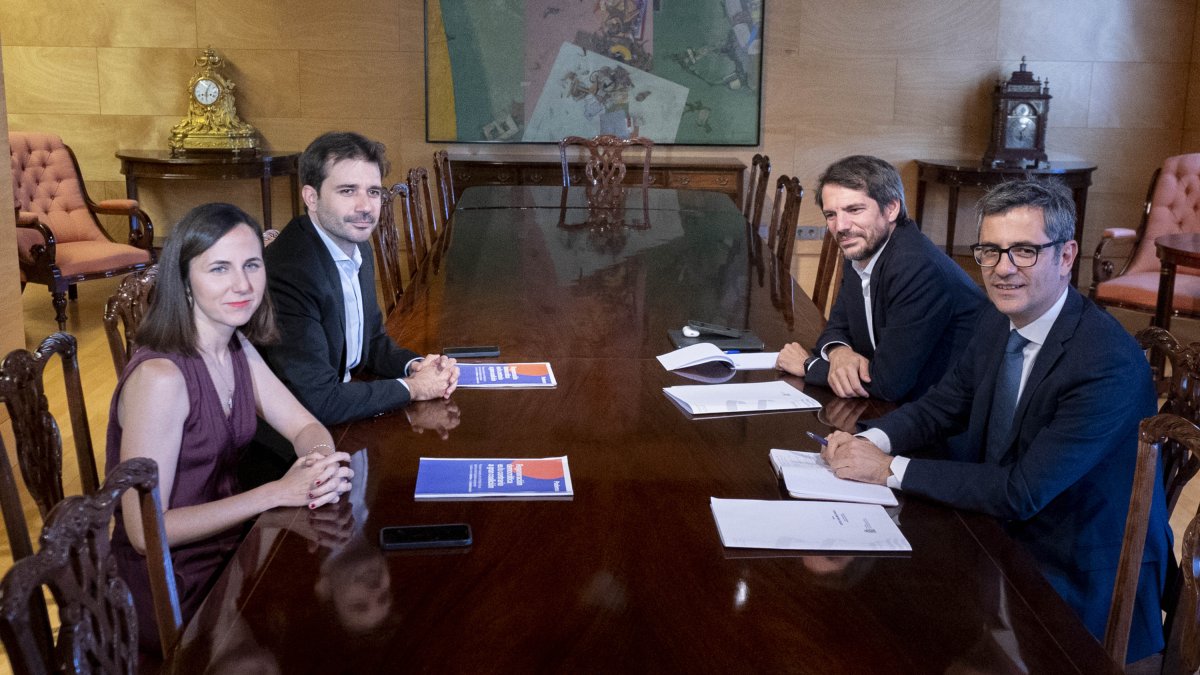La secretaria general de Podemos, Ione Belarra; el coordinador regional Podemos y diputado Javier Sánchez Serna; el ministro de Cultura, Ernest Urtasun, y el ministro de la Presidencia, Justicia y Relaciones con las Cortes, Félix Bolaños.