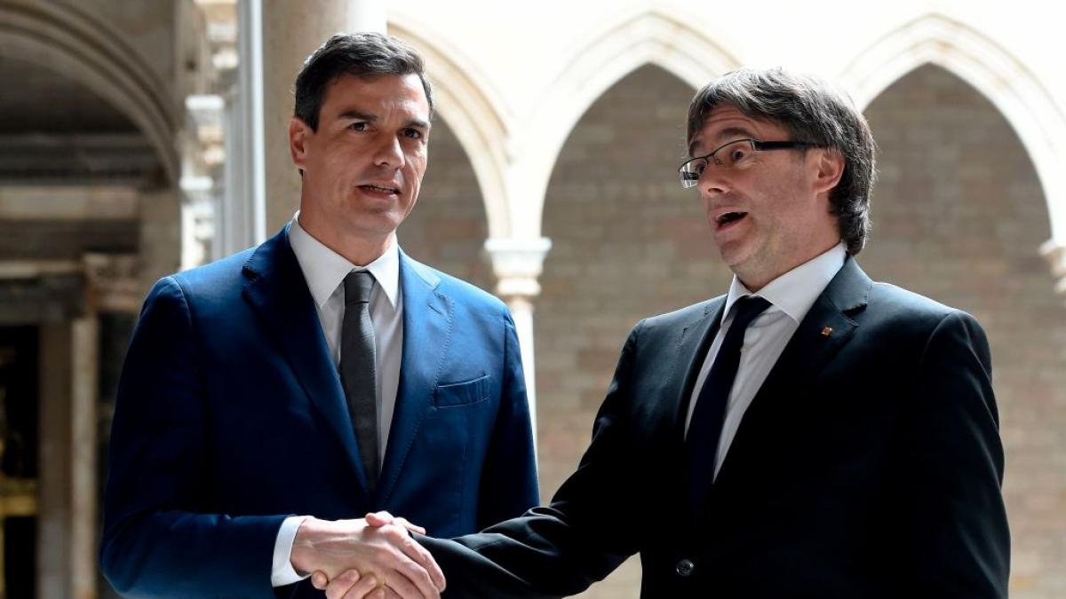 Pedro Sánchez junto a Carles Puigdemont