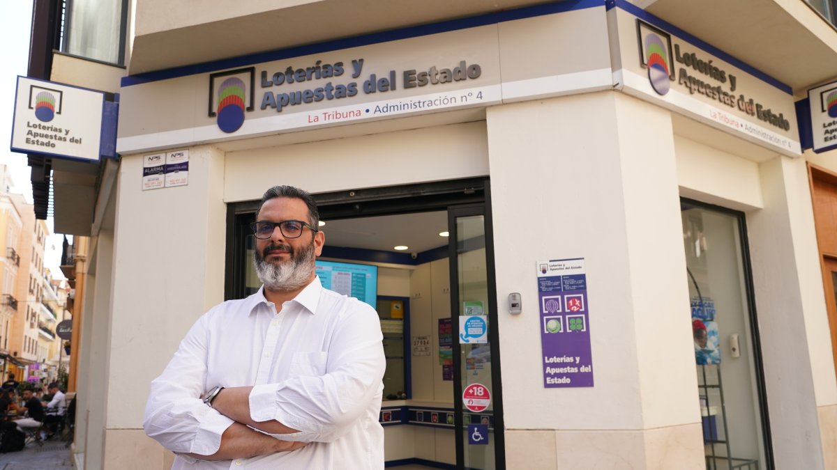 Agustín Giménez, en la puerta de la administración de lotería 'La Tribuna' de Málaga.
ALEX ZEA -
