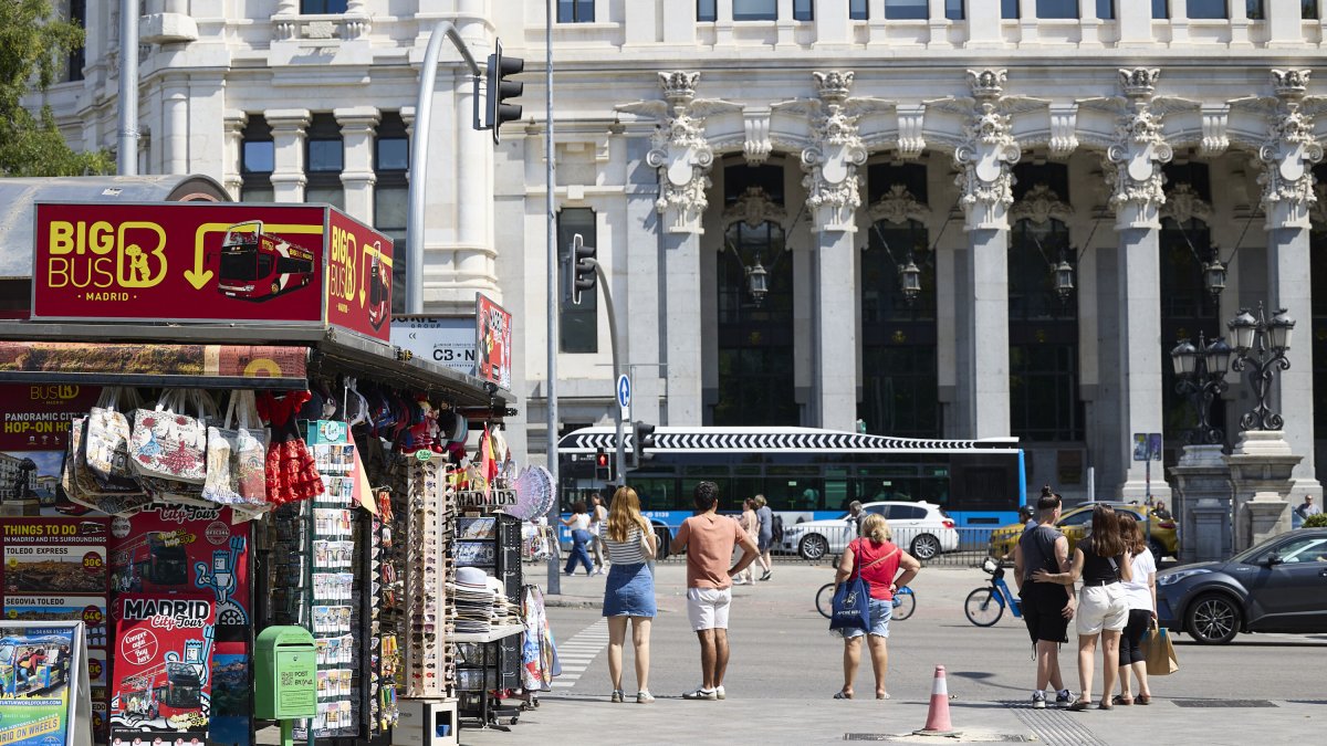 Tienda de souvenirs, a 2 de septiembre de 2024, en Madrid (España).