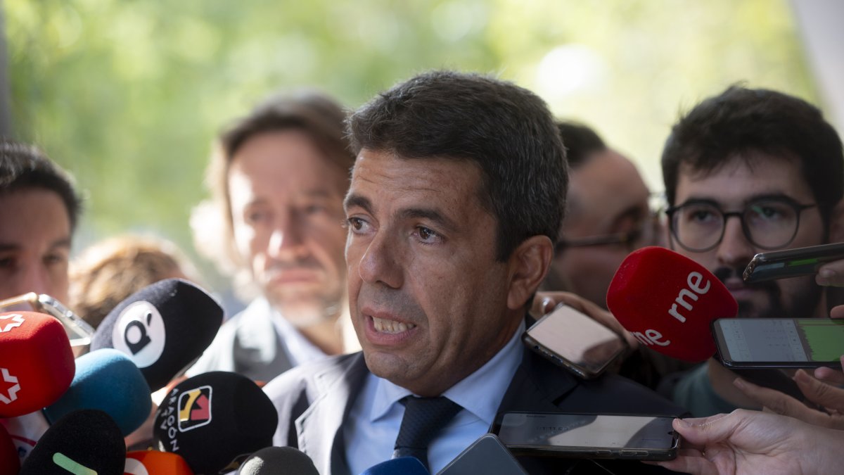 El presidente de la Comunidad Valenciana, Carlos Mazón, ofrece declaraciones a los medios de comunicación.