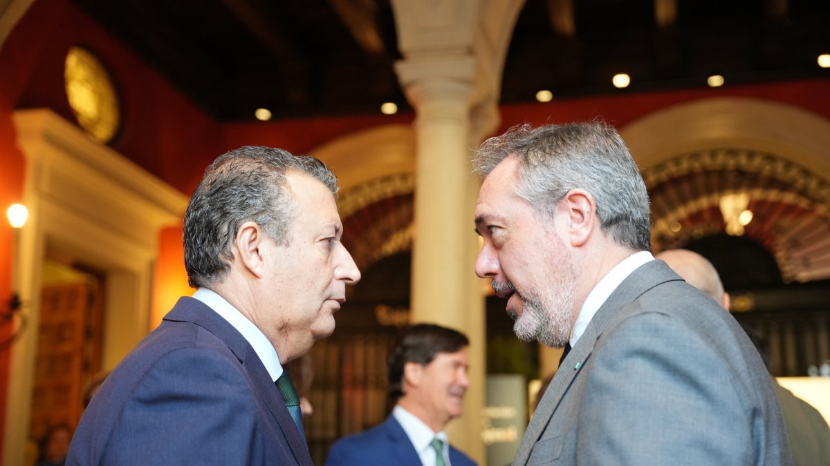 El general del PSOE de Sevilla, Javier Fernández, junto al secretario general del PSOE-A, Juan Espadas.