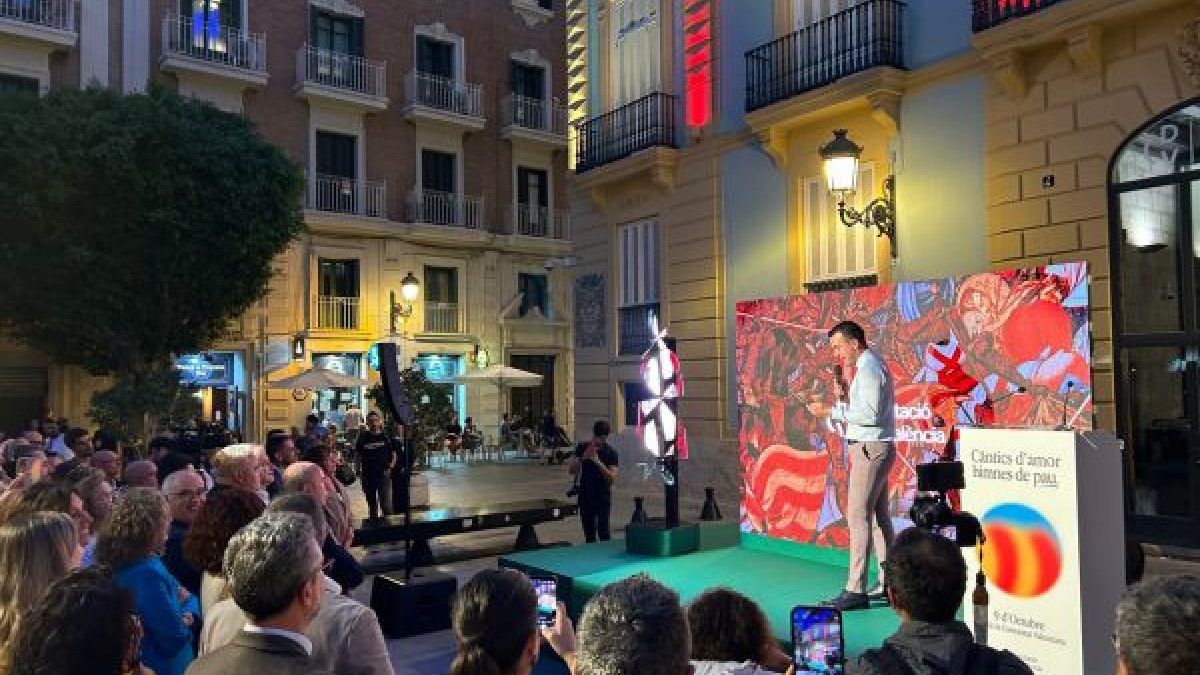 El presidente de la Diputació, Vicent Mompó, habla con el holograma de Jaume I