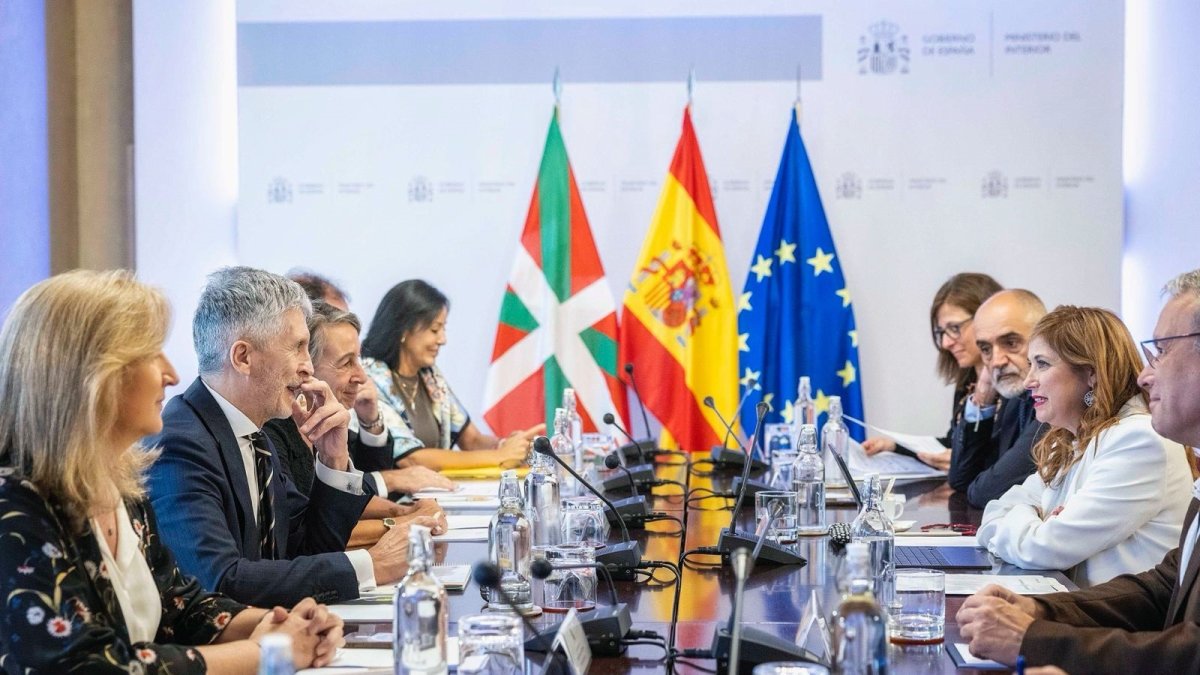Reunión de la consejera de Justicia y Derechos Humanos, María Jesús San José, y el ministro de Interior, Fernando Grande-Marlaska.