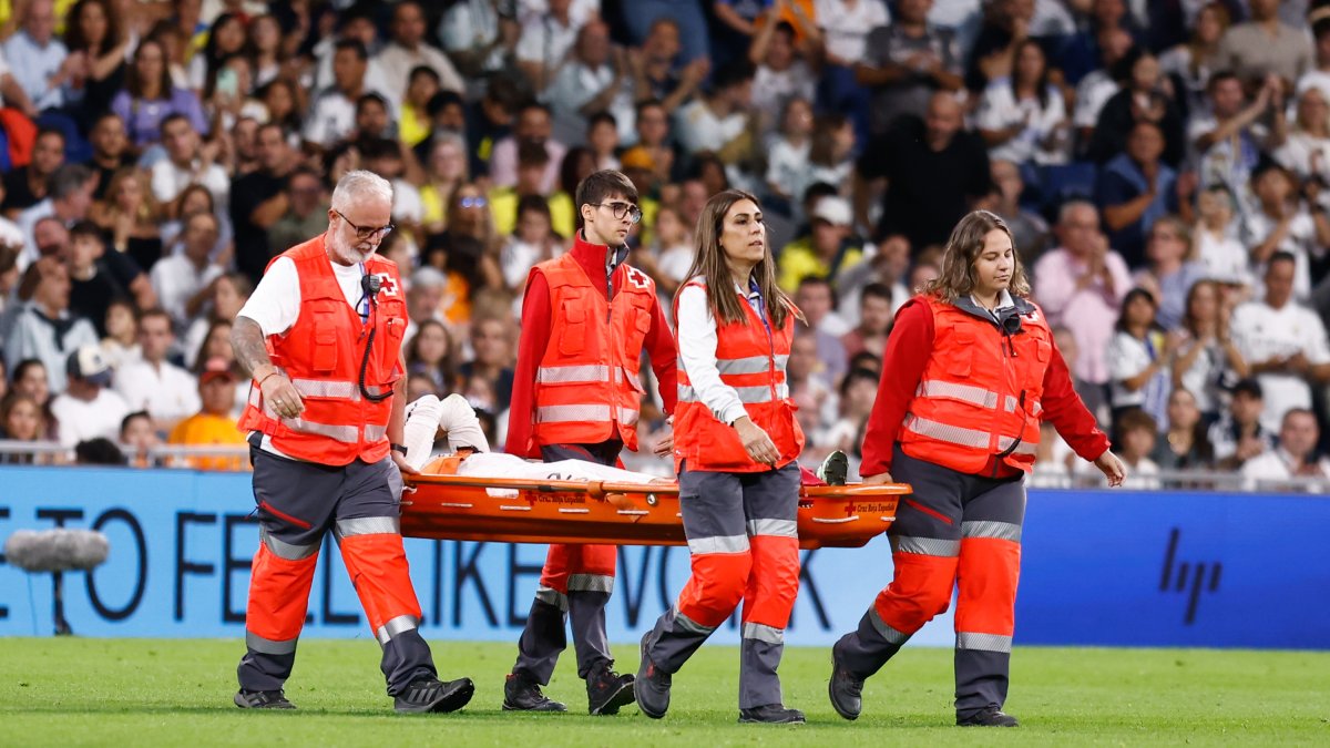 Dani Carvajal, abandonando el césped del Bernabéu en camilla, tras caer lesionado.