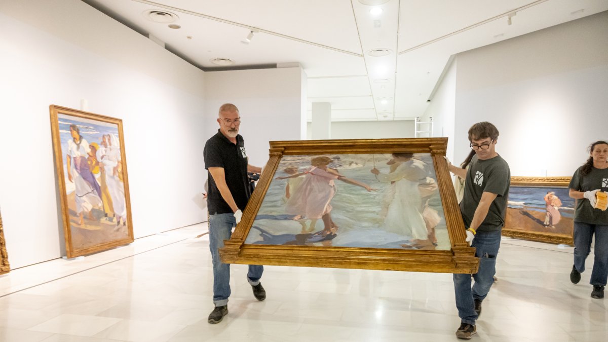 Montaje de la exposición en el Mar de Sorolla con Manuel Vicent