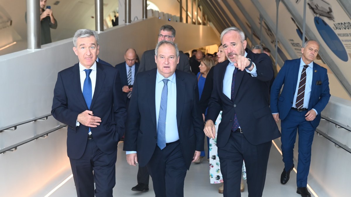 El ministro de Industria y Turismo, Jordi Hereu (c); y el presidente de Aragón, Jorge Azcón (d); a su llegada a la entrega de los IV Premios Impulso a la Innovación en Movilidad Sostenible, en la Gala de la Movilidad y la Automoción.