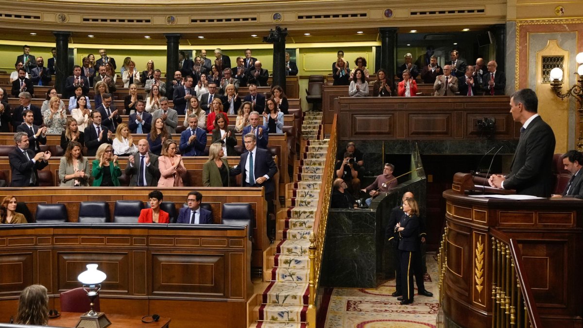 Pedro Sánchez mira a Mari Mar Blanco recibida con aplausos