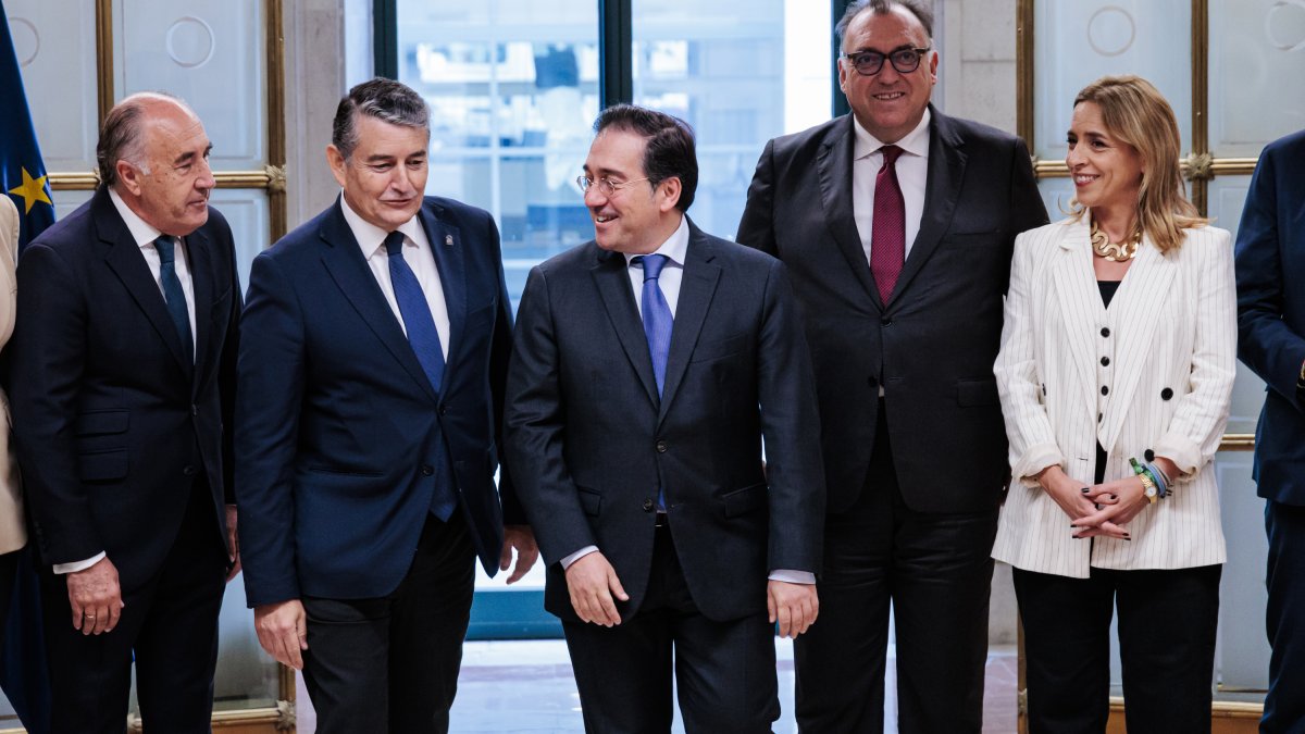 El ministro de Asuntos Exteriores, José Manuel Albares tras la reunión sobre Gibraltar con los representantes de la Junta de Andalucía y del Campo de Gibraltar.