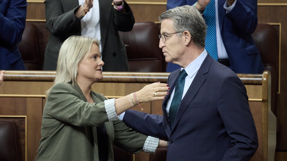 La diputada del PP, María del Mar Blanco y el presidente del PP, Alberto Núñez Feijóo, este jueves en el Congreso.