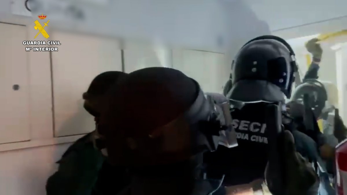 Incautadas nueve toneladas de hachís a una de las mayores redes del narcotráfico en Andalucía liderada por un huido de la justicia.