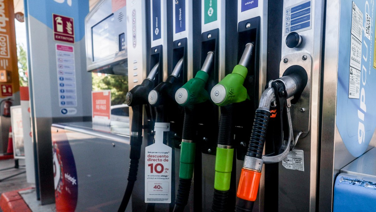 Varios surtidores en una gasolinera cualquiera de nuestra querida España.