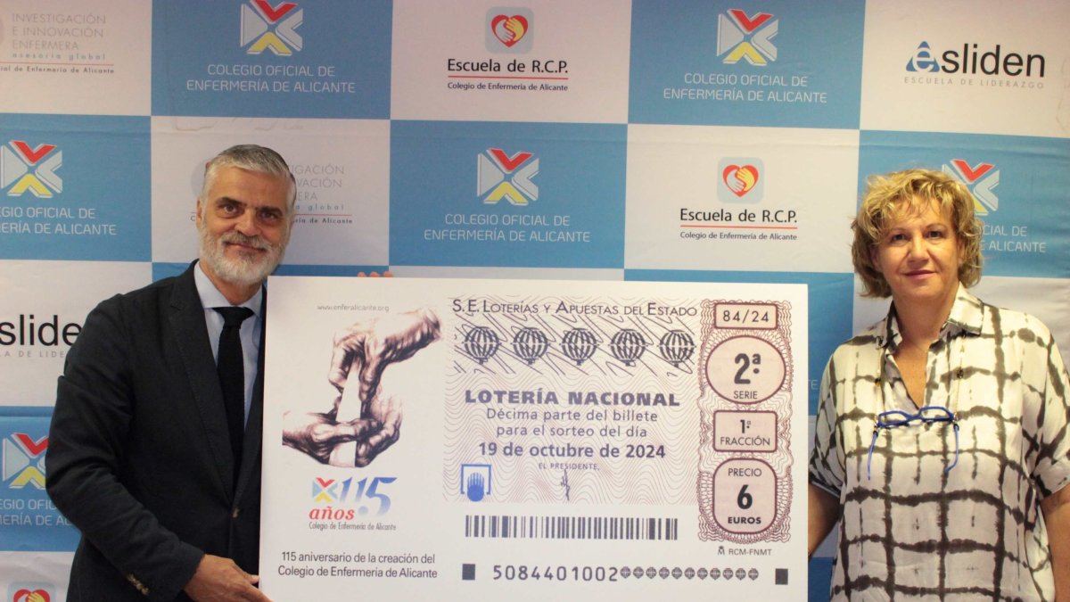 El delegado de Loterías y Apuestas del Estado en la provincia de Alicante, José Miguel Romero (izquierda), y la presidenta del Colegio de Enfermería de Alicante, Montserrat Angulo (derecha)