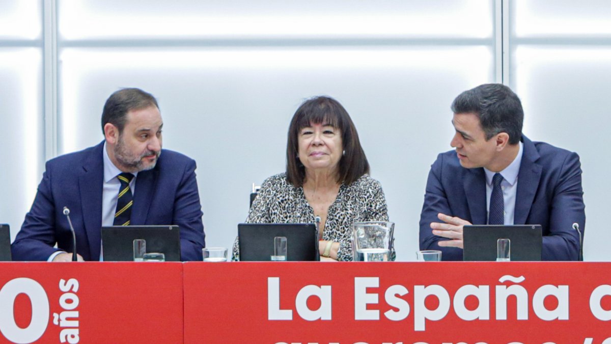 Pedro Sánchez y Ábalos, junto a Cristina Narbona, en una reunión del PSOE en 2020.