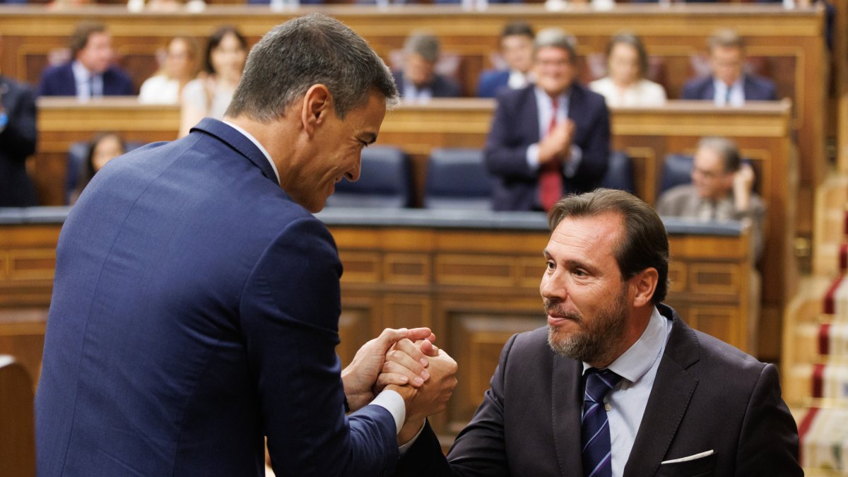Pedro Sánchez saluda a Óscar Puente en el Congreso de los Diputados.