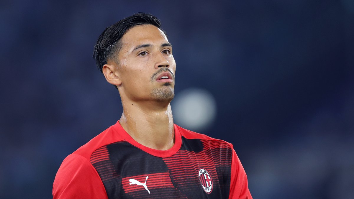 Tijjani Reijnders, calentando con el Milan.