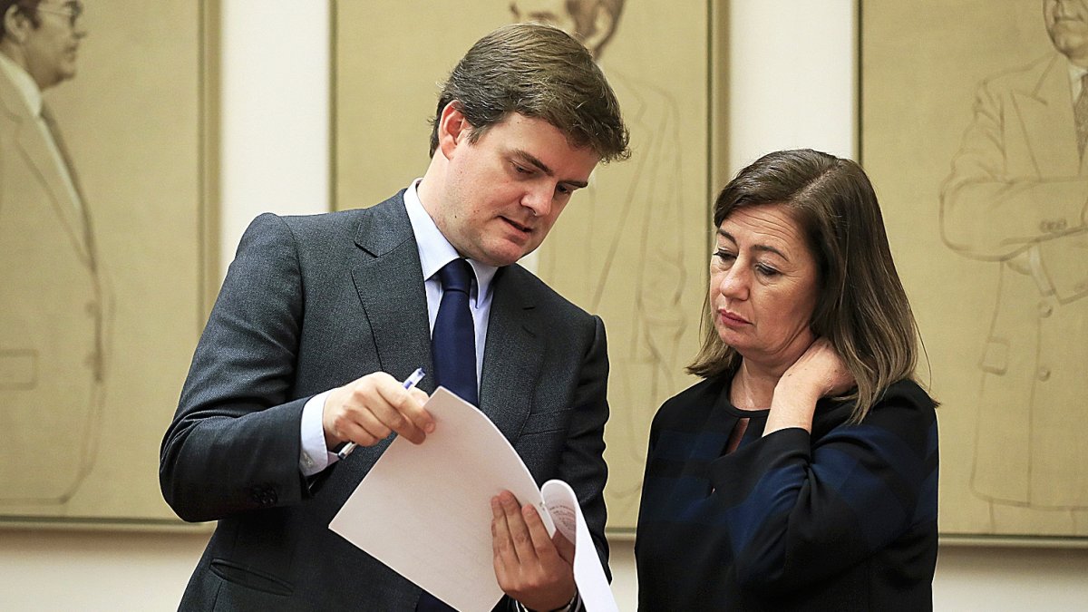 El letrado mayor de las Cortes, Fernando Galindo, con la presidenta del Congreso, Francina Armengol