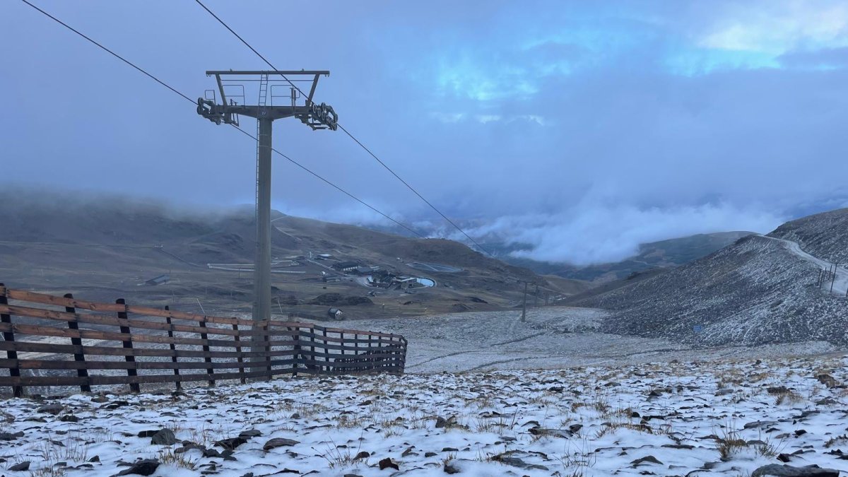 Primera nevada del otoño en la estación de esquí de Sierra Nevada, Granada.