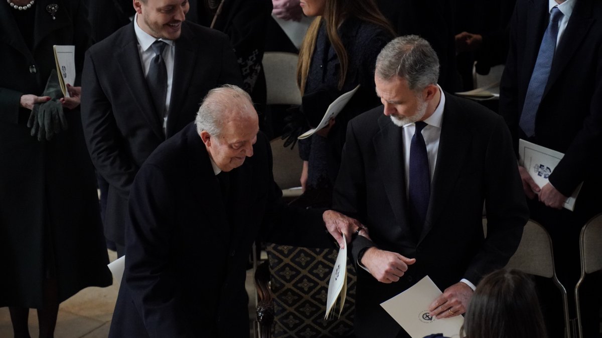 Juan Carlos I y Felipe VI, en el funeral de Constantino en el Reino Unido.