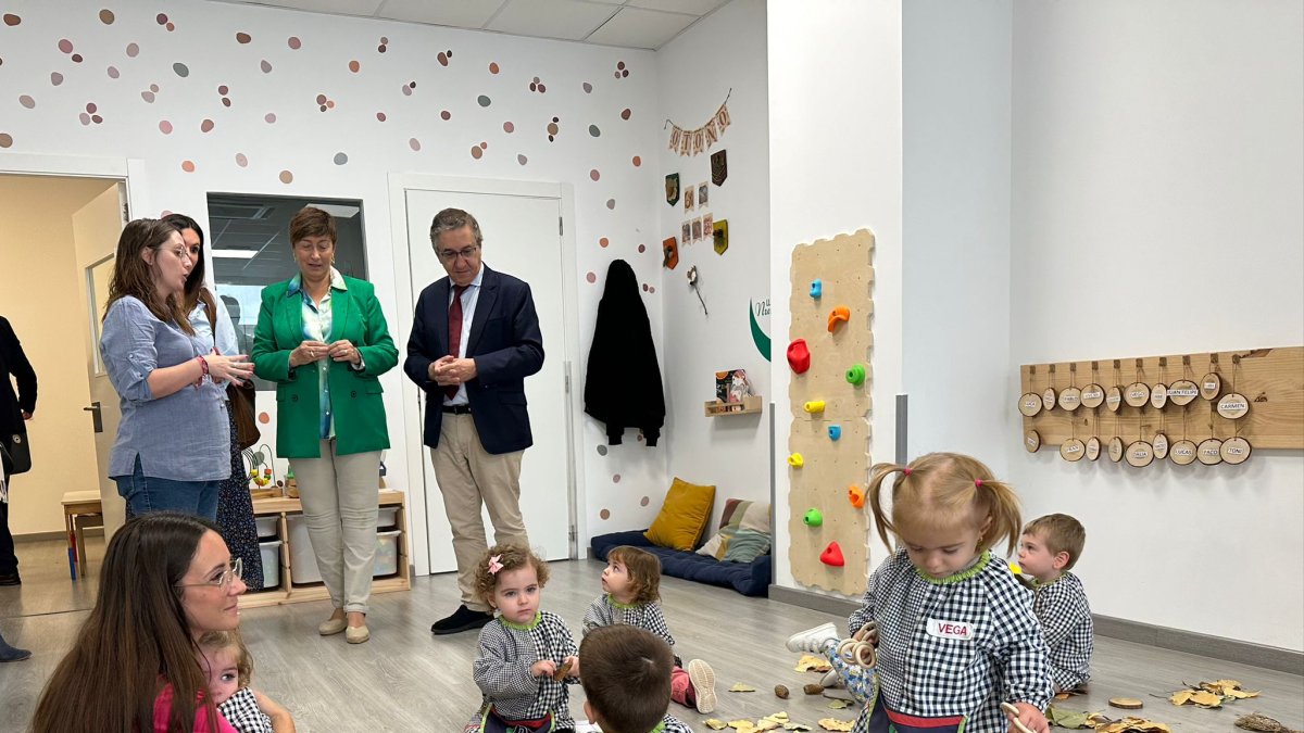 El conseller de Educación, José Antonio Rovira, visita una escuela infantil en Segorbe